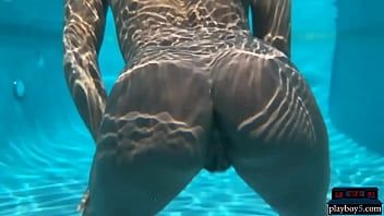 Oynat Abanoz milf model ana foxxx dips çıplak içinde bir büyük havuz ve görünüyor çok sıcak