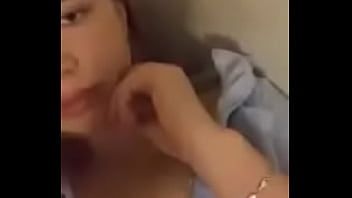 play Gadis seksi menunjukkan payudaranya di ameporn