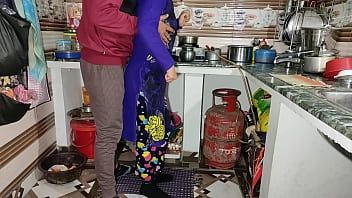 play 彼女が料理をしているときに、義理の妹がキッチンで犯されました。