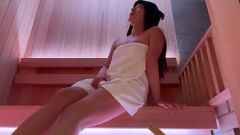 Redare Intrarea într -o saună privată japoneză onsen cu o fată drăguță asiatică