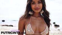 play La diosa indonesia Putri Cinta se pone traviesa en la playa