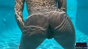 play Ebony Trentenaire modèle ana foxxx plonge nue dans une grande piscine et a l'air si chaud