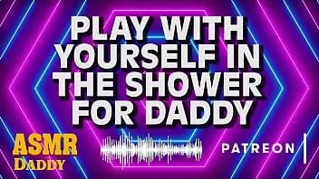 Putar Ayah melihatmu bermain dengan vaginamu di kamar mandi