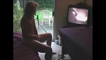 Afspelen Milf masturbeert tijdens het kijken naar porno
