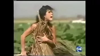 play Ropa robada a mujer cuando se sumerge desnuda. dejado desnudo enf. prisionera