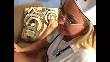 Riproduci Un'infermiera bionda abile consiglia alla sua paziente di fare esercizi speciali dalla ginnastica di recupero per una pronta guarigione