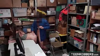 播放 两个亲密的朋友被变态警卫硬性交 - teenrobbers.com