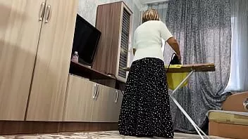 再生 継母はスカートを脱ぎ、継息子が彼女のお尻を見て、古いアナルを犯した