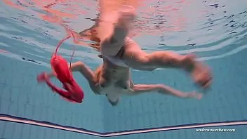 play Duna bultihalo zdzirowata nastolatka pływa i rozbiera się