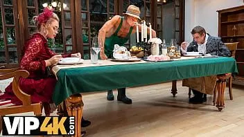 Reproducir Cuck4k. belleza aristocrática y bestia jardinera