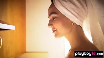 تشغيل نحيل فاتنة لاتينا سارة mollica يومض لها الثدي الصغيرة وتأخذ دش