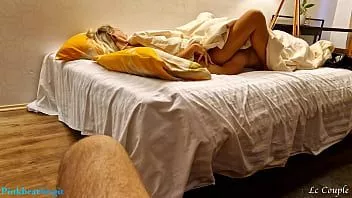 play De man deelt zijn vrouw met een vriend, die voor het eerst een triootje in zijn leven had
