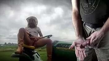Afspelen Rijpe MILF toont haar natte poesje aan de tuinman