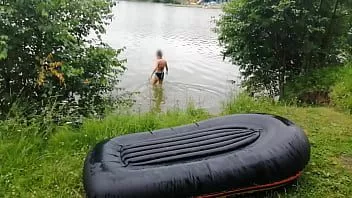 Reproducir Durante el viaje paramos en un campamento de tiendas de campaña. Mis pies sexys excitaron tanto a mi hijastro que vino a mi tienda a jugar con ellos.