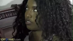 play Une ado ébène prépare la bite de son beau-père lors d'une rencontre interraciale