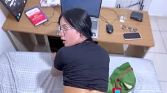 play C curvaceous Latina Gamer غارقة في المتعة أثناء لعبة الكمبيوتر