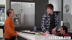play Petit adolescents Penny Barber et Macy Meadows partagent une gâterie de bite de vacances avec Tyler Cruise