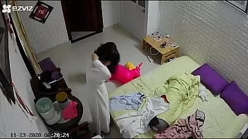 تشغيل كاميرا مثيرة تجسست في منزل الفتيات
