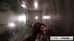 播放 Jezebelle Bond 在热气腾腾的独奏中：看着她在浴缸里自慰时舔她的阴户并玩弄她的大奶子